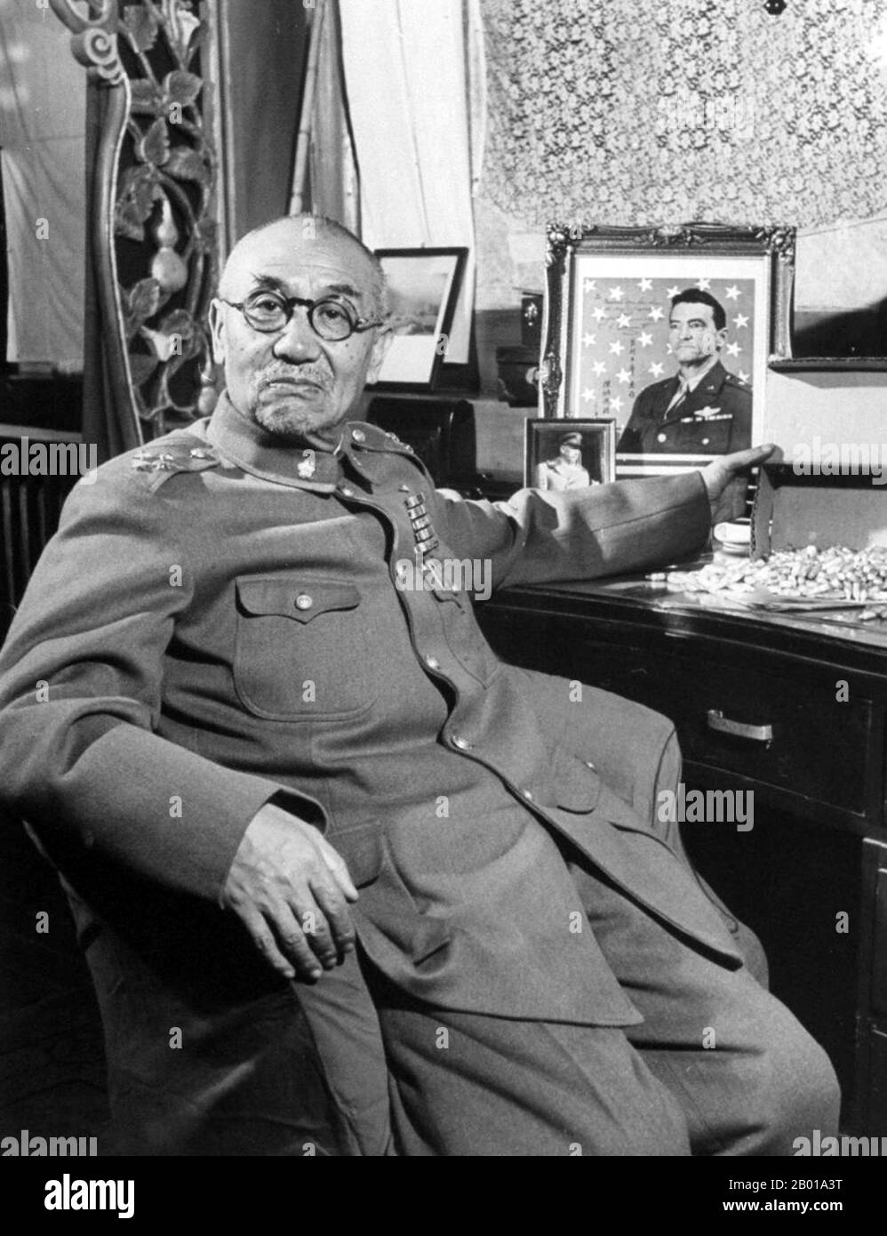 Cina: Yan Xishan (8 ottobre 1883 - 22 luglio 1960), Signore della Guerra della Provincia di Shanxi (r. 1911-1949), posando con immagine firmata di Claire Chennault, 1948. Yan Xishan (Wade–Giles: Yen Hsi-shan) era un Signore della guerra cinese che serviva nel governo della Repubblica di Cina. Yan controllava efficacemente la provincia dello Shanxi dalla rivoluzione Xinhai del 1911 alla vittoria comunista del 1949. Come leader di una provincia relativamente piccola, povera e remota, Yan Xishan sopravvisse alle macchinazioni di Yuan Shikai, all'era del Signore della Guerra, all'era nazionalista, all'invasione giapponese della Cina e alla guerra civile cinese. Foto Stock