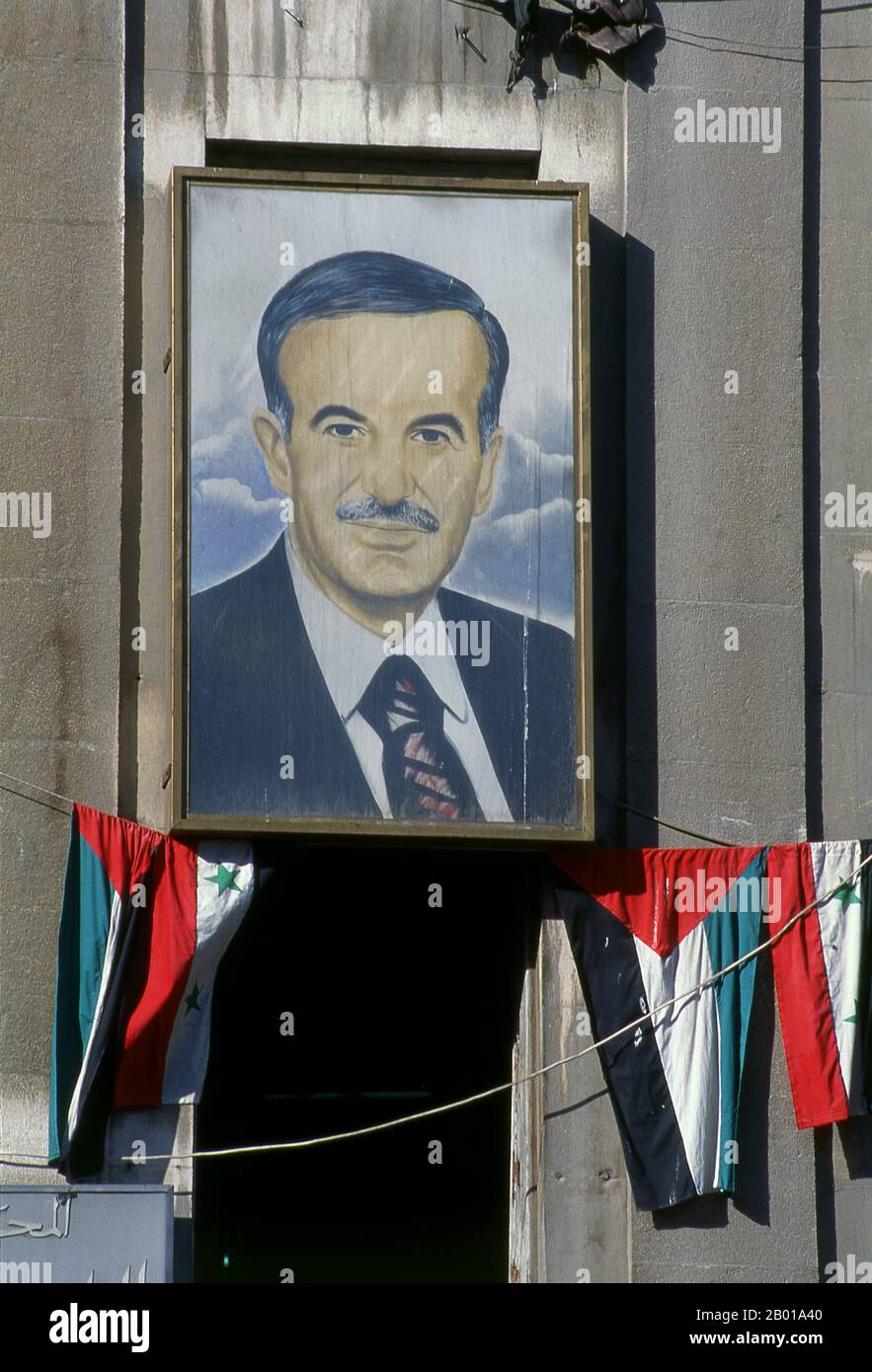 Siria: Hafez al-Assad (6 ottobre 1930 - 10 giugno 2000), Presidente della Siria (r. 1971-2000). Hafez al-Assad è stato presidente della Siria per tre decenni. Il governo di Assad è stato elogiato per aver consolidato il potere del governo centrale dopo decenni di colpi di stato e di controtosse. Egli ha anche attirato critiche per la repressione del proprio popolo, in particolare per aver ordinato il massacro di Hama del 1982, che è stato descritto come "l'atto unico più letale di qualsiasi governo arabo contro il proprio popolo nel Medio Oriente moderno”. I gruppi per i diritti umani hanno dettagliato migliaia di esecuzioni extragiudiziali che ha ordinato. Foto Stock