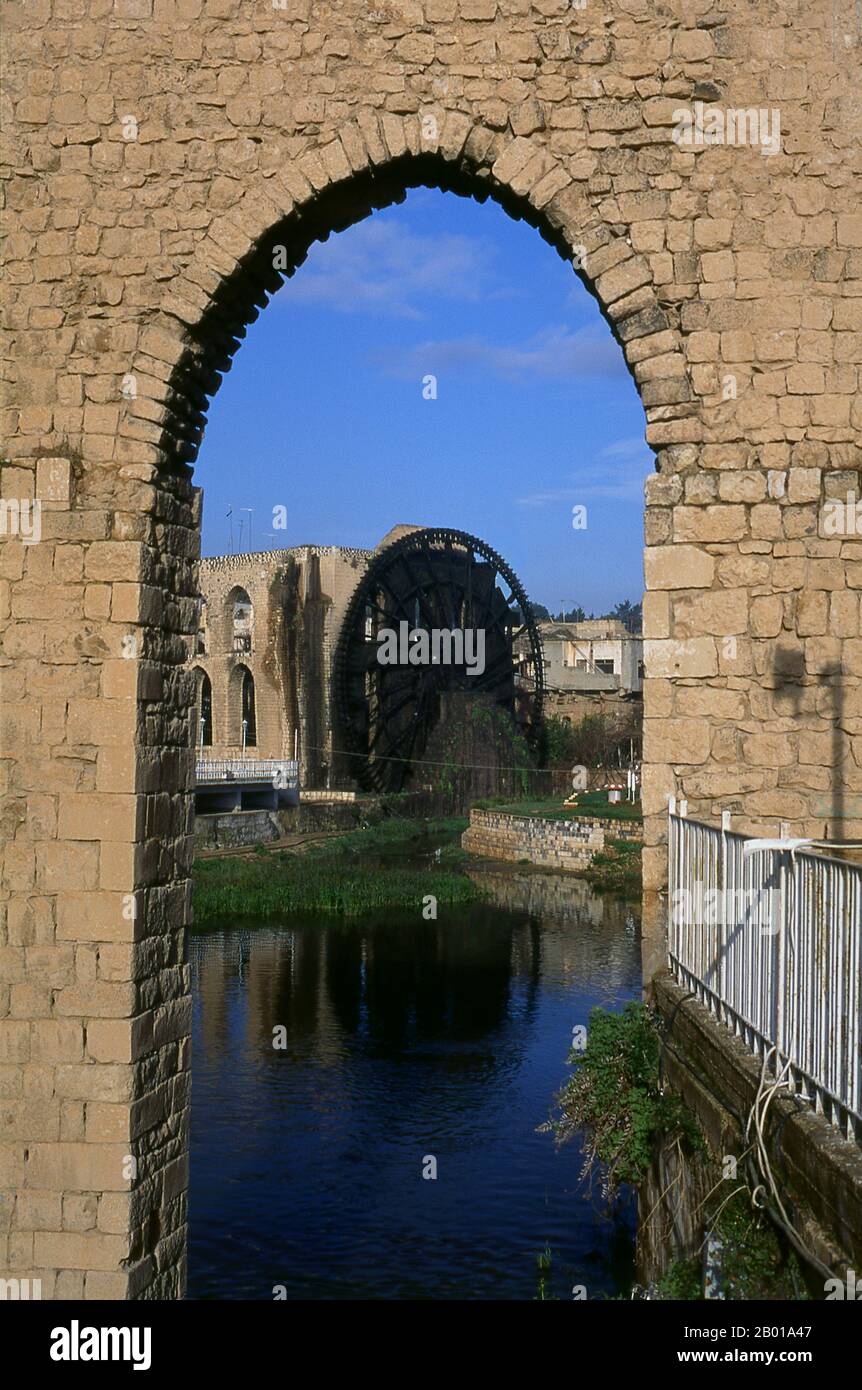 Siria: Una noria del 12th-13th secolo o una gigantesca ruota d'acqua sulle rive del fiume Orontes, Hama. Una noria è una macchina per il sollevamento dell'acqua in un piccolo acquedotto a scopo di irrigazione. Hama è la posizione della città storica di Hamath. Nel 1982 fu teatro del peggiore massacro della storia araba moderna. Il presidente Hafaz al-Assad ordinò al fratello Rifaat al-Assad di sedare una rivolta islamista sunnita nella città. Si stima che tra 25.000 e 30.000 persone siano state massacrate. Foto Stock