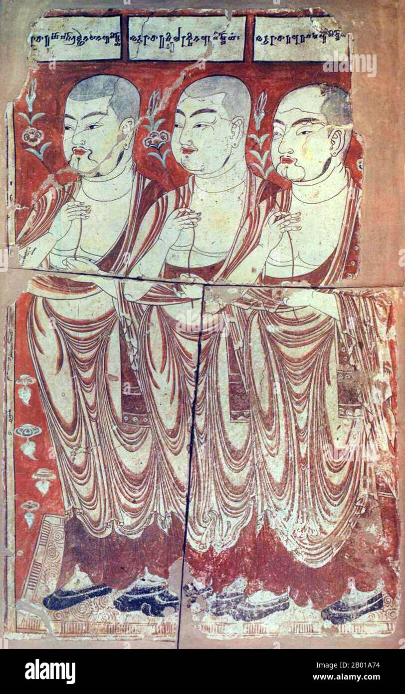 Cina: Tre sacerdoti manichei. Murale di Gaochang, Turfan, Xinjiang, 8th-9th secolo. Il Manichaeismo era una delle maggiori religioni gnostiche iraniane, che ha origine nella Persia sasanide. Anche se la maggior parte degli scritti originali del profeta fondatore mani (c. 216–276 d.C.) sono andate perdute, sono sopravvissute numerose traduzioni e testi frammentari. Il Manichaeismo insegnò una elaborata cosmologia che descriveva la lotta tra un mondo di luce buono e spirituale e un mondo di oscurità malvagio e materiale. Foto Stock