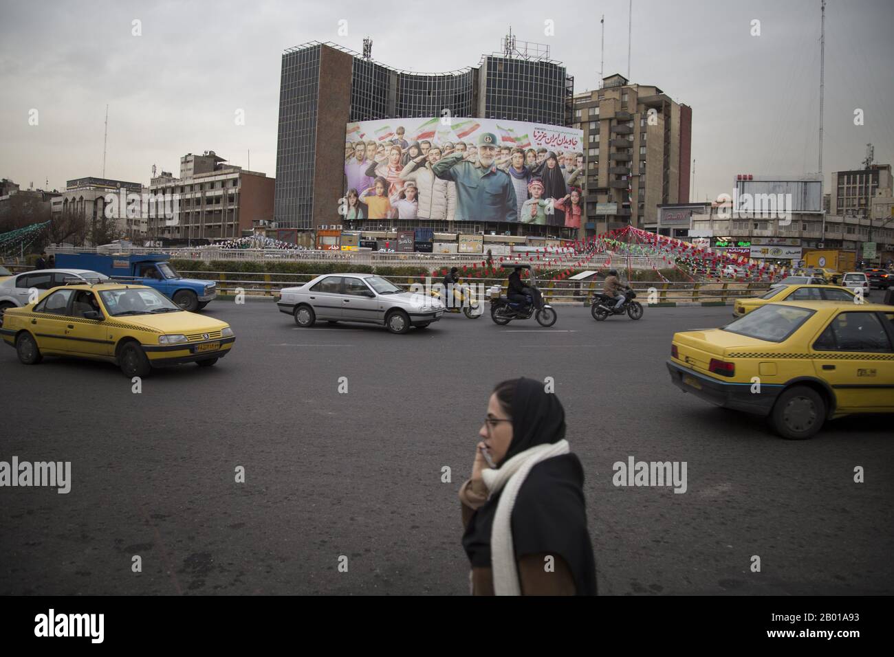 Teheran, IRAN. 17th Feb, 2020. I pedoni camminano oltre un billboard gigante mostra un'immagine di Gen. Qassim Suleimani in Piazza Valiasr a Teheran, Iran. Molti iraniani, martoriati da sanzioni economiche, disordini politici e la persistente minaccia di conflitti militari, dicono di non essere d'umore per votare alle elezioni generali. Parlando di cuori pesanti e di un senso di amarezza, Tehranis si lamenta del fatto che sono stanchi di politici che non sono riusciti a mantenere la parola o a migliorare il tenore di vita. Credito: Rouzbeh Fouladi/Zuma Wire/Alamy Live News Foto Stock