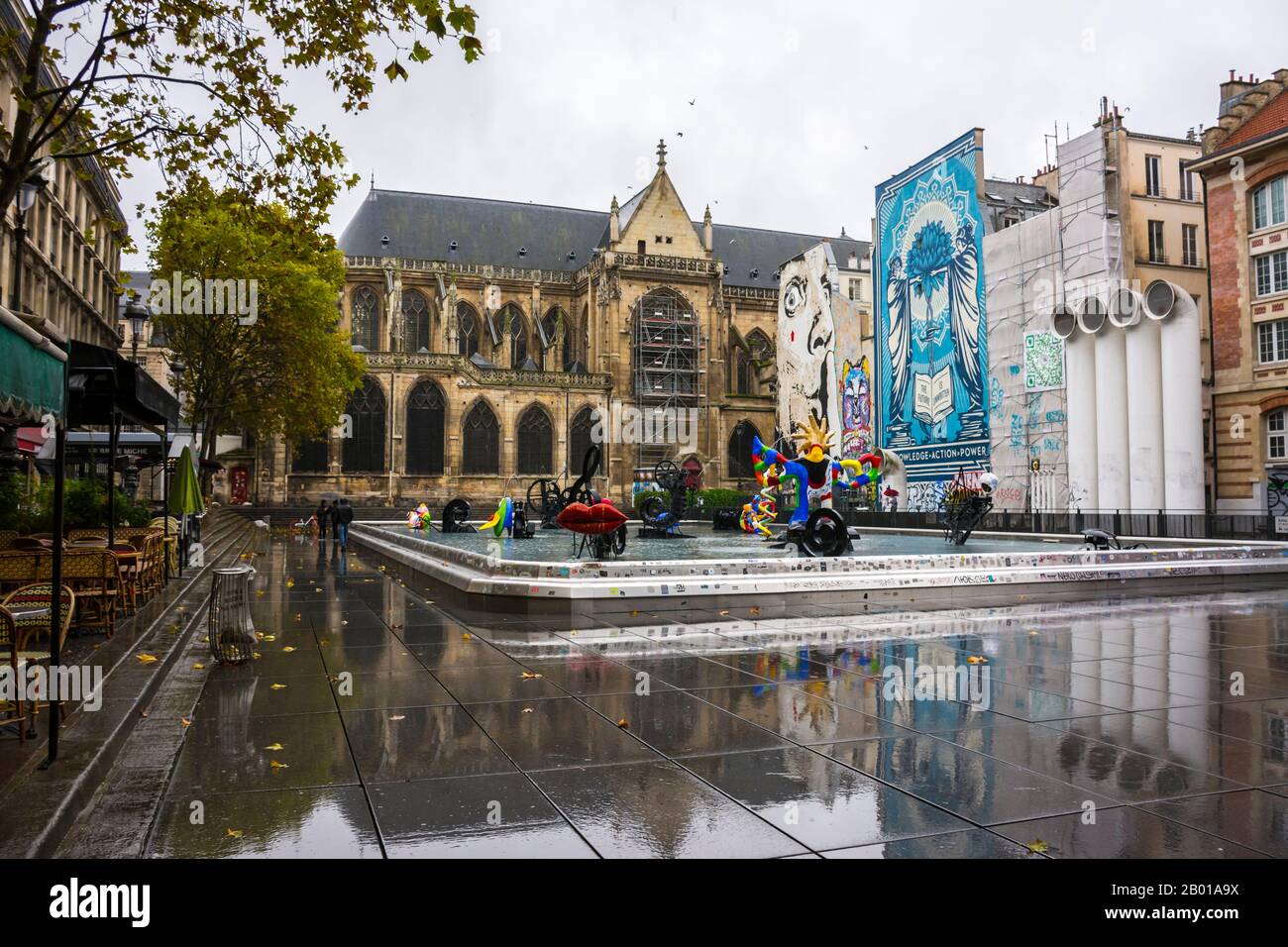 Parigi, Francia - 11 novembre 2019: Fontana Stravinsky, in Piazza Igor Stravinsky, accanto al Centro Pompidou e alla Chiesa di San Meredico, una giornata piovosa Foto Stock