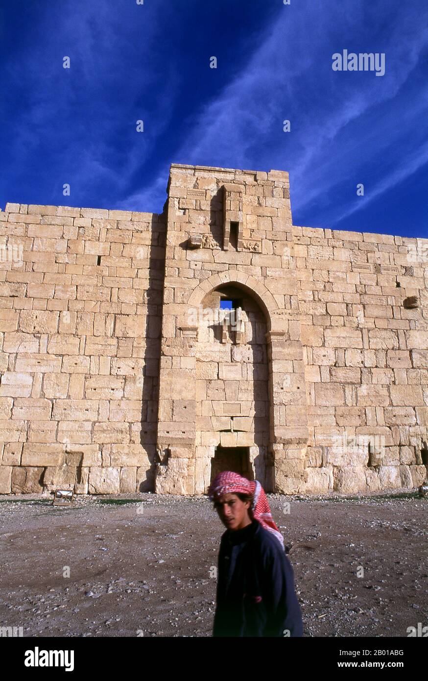 Siria: Il Tempio di Bel, Palmyra. Il Tempio di Bel, consacrato al dio Semitico Bel, adorò a Palmyra come Malakbel, costituì il centro della vita religiosa a Palmyra e fu dedicato nel 32 d.C. Palmyra era un'antica città in Siria. Era una città importante nella Siria centrale, situata in un'oasi 215 km a nord-est di Damasco e 180 km a sud-ovest dell'Eufrate a Deir ez-Zor. Era stata a lungo una città carovana vitale per i viaggiatori che attraversavano il deserto siriano ed era conosciuta come la sposa del deserto. È anche noto con il suo nome semitico Tadmor, Tadmur o Tudmur. Foto Stock