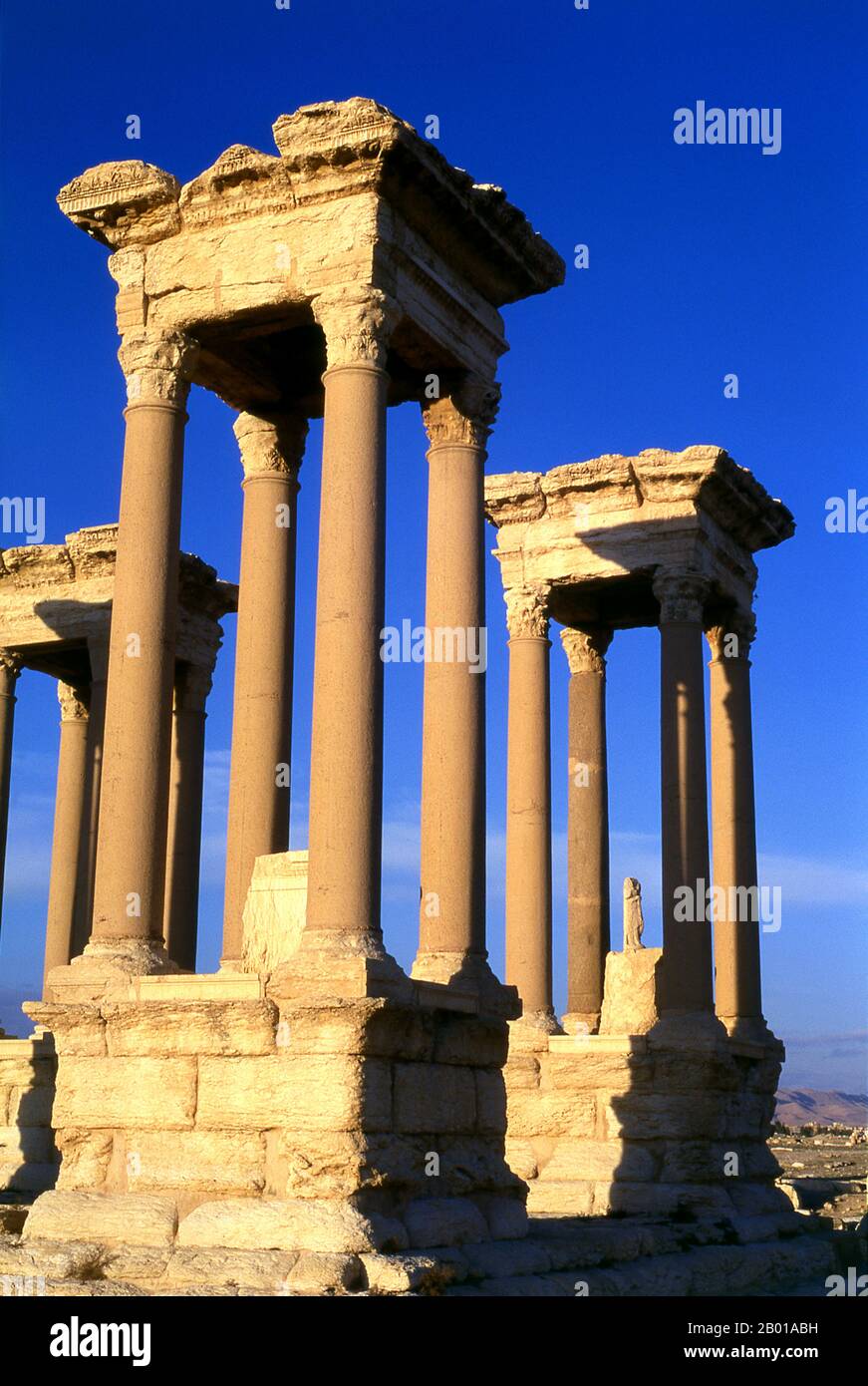 Siria: Il Tetrapylon (quattro colonne), Palmyra. Palmyra era un'antica città in Siria. Era una città importante nella Siria centrale, situata in un'oasi 215 km a nord-est di Damasco e 180 km a sud-ovest dell'Eufrate a Deir ez-Zor. Era stata a lungo una città carovana vitale per i viaggiatori che attraversavano il deserto siriano ed era conosciuta come la sposa del deserto. Il primo riferimento documentato alla città con il suo nome semitico Tadmor, Tadmur o Tudmur (che significa 'la città che si respinge' in Amorite e 'la città indomitabile' in Aramaico) è registrato in compresse babilonesi trovati in Mari. Foto Stock