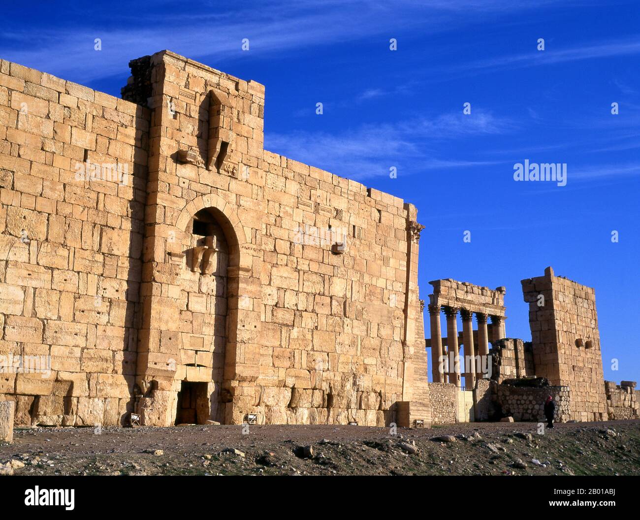 Siria: Il Tempio di Bel, Palmyra. Il Tempio di Bel, consacrato al dio Semitico Bel, adorò a Palmyra come Malakbel, costituì il centro della vita religiosa a Palmyra e fu dedicato nel 32 d.C. Palmyra era un'antica città in Siria. Era una città importante nella Siria centrale, situata in un'oasi 215 km a nord-est di Damasco e 180 km a sud-ovest dell'Eufrate a Deir ez-Zor. Era stata a lungo una città carovana vitale per i viaggiatori che attraversavano il deserto siriano ed era conosciuta come la sposa del deserto. È anche noto con il suo nome semitico Tadmor, Tadmur o Tudmur. Foto Stock