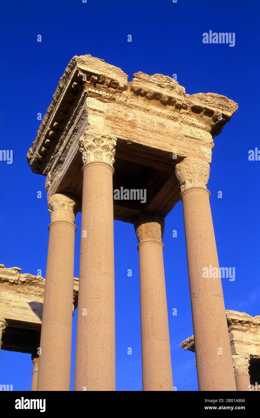 Siria: Il Tetrapylon (quattro colonne), Palmyra. Palmyra era un'antica città in Siria. Era una città importante nella Siria centrale, situata in un'oasi 215 km a nord-est di Damasco e 180 km a sud-ovest dell'Eufrate a Deir ez-Zor. Era stata a lungo una città carovana vitale per i viaggiatori che attraversavano il deserto siriano ed era conosciuta come la sposa del deserto. Il primo riferimento documentato alla città con il suo nome semitico Tadmor, Tadmur o Tudmur (che significa 'la città che si respinge' in Amorite e 'la città indomitabile' in Aramaico) è registrato in compresse babilonesi trovati in Mari. Foto Stock