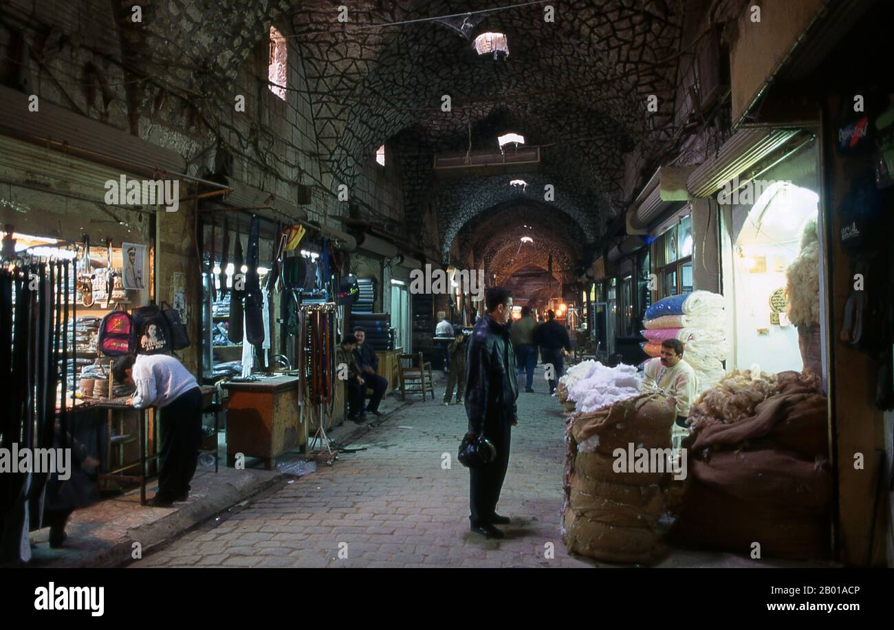 Siria: L'antico suq di lana e pelle all'interno del Grande Bazaar di Aleppo. Il Grande Bazaar di Aleppo (in arabo, suq o souq), come sappiamo, oggi fu ricostruito prima dai Mameluchi egiziani che scacciarono i Mongoli, e poi, dopo il 1516, dai Turchi che incorporarono Aleppo nell'Impero Ottomano. Aleppo, la seconda città della Siria e probabilmente il più lungo insediamento continuamente abitato del mondo, è di venerabile età. Così vecchio, infatti, che il suo nome arabo, Halab, è menzionato per la prima volta nei testi semitici del terzo millennio AC. Situato a nord-ovest del paese, a pochi chilometri. Foto Stock