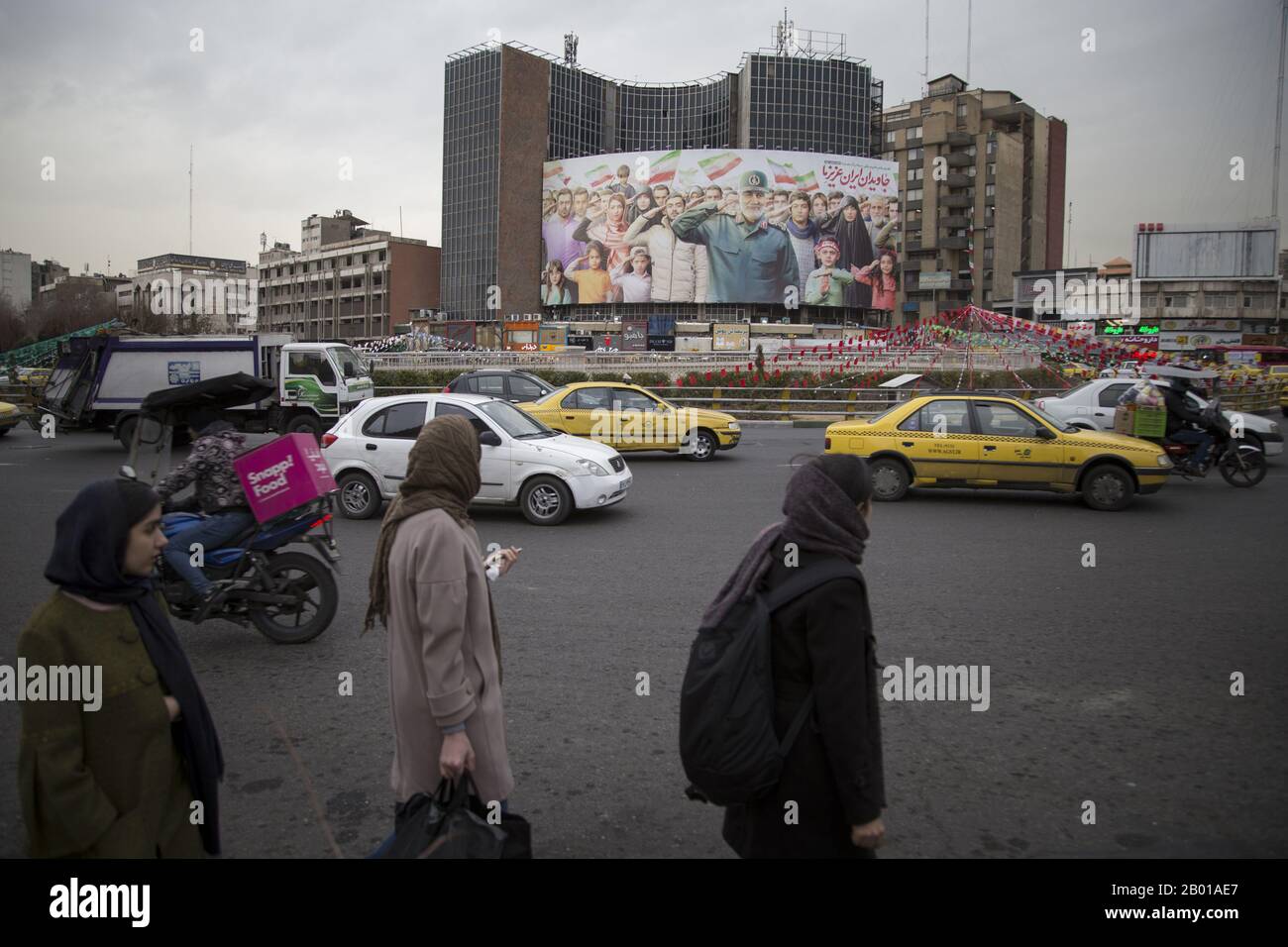 Teheran, IRAN. 17th Feb, 2020. I pedoni camminano oltre un billboard gigante mostra un'immagine di Gen. Qassim Suleimani in Piazza Valiasr a Teheran, Iran. Molti iraniani, martoriati da sanzioni economiche, disordini politici e la persistente minaccia di conflitti militari, dicono di non essere d'umore per votare alle elezioni generali. Parlando di cuori pesanti e di un senso di amarezza, Tehranis si lamenta del fatto che sono stanchi di politici che non sono riusciti a mantenere la parola o a migliorare il tenore di vita. Credito: Rouzbeh Fouladi/Zuma Wire/Alamy Live News Foto Stock