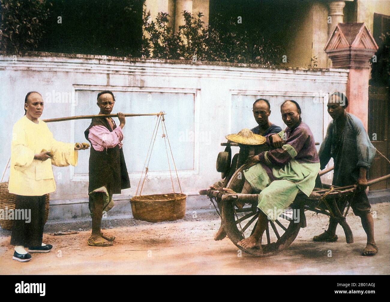 Cina: Scena di strada con una carriola presidiata, Shanghai, Dinastia Late Qing. Foto di John Thomson (1837-1921), 1875. Si ritiene che la carriola sia stata inventata in Cina durante la dinastia Han nel 2nd secolo d.C. Un murale di tomba trovato a Chengdu, provincia di Sichuan, mostra un uomo che spinge una carriola ed è datato al 118 CE. Foto Stock