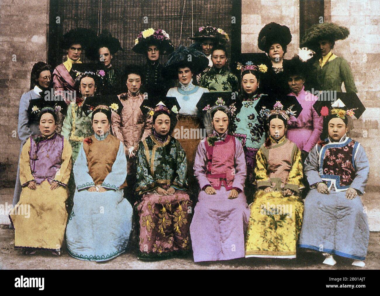 Cina: Un gruppo di donne di corte di Manchu in posa con le mogli di diplomatici stranieri, Pechino, fine 19th secolo. Il popolo Manchu è un popolo Tungusico che ha avuto origine a Manciuria (l'odierna Cina nord-orientale) e uno dei 56 gruppi etnici della Repubblica popolare Cinese. Durante la loro ascesa nel 17th secolo vennero al potere in Cina e fondarono la dinastia Qing, che governò la Cina fino alla rivoluzione Xinhai del 1911. Per secoli, il gruppo etnico Manchu ha acculturato con la maggioranza dell'etnia han della Cina. La maggior parte di Manchu oggi parla cinese standard. Foto Stock