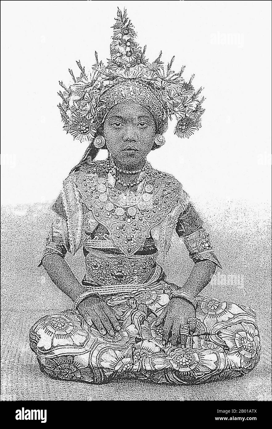 Legong è una forma di danza balinese. Si tratta di una raffinata forma danzante caratterizzata da intricati movimenti delle dita, complicati footwork, gesti espressivi ed espressioni facciali. Legong probabilmente è nato nel 19th secolo come intrattenimento reale. La leggenda narra che un principe di Sukwati si ammalò e ebbe un vivace sogno in cui due fanciulle danzavano alla musica gamelana. Quando si è ripreso, ha disposto che tali danze siano eseguite in realtà. Altri credono che il Legong abbia avuto origine con i dedari di Sanghyang, una cerimonia che coinvolge il possesso volontario di due bambine da spiriti benefiche. Foto Stock