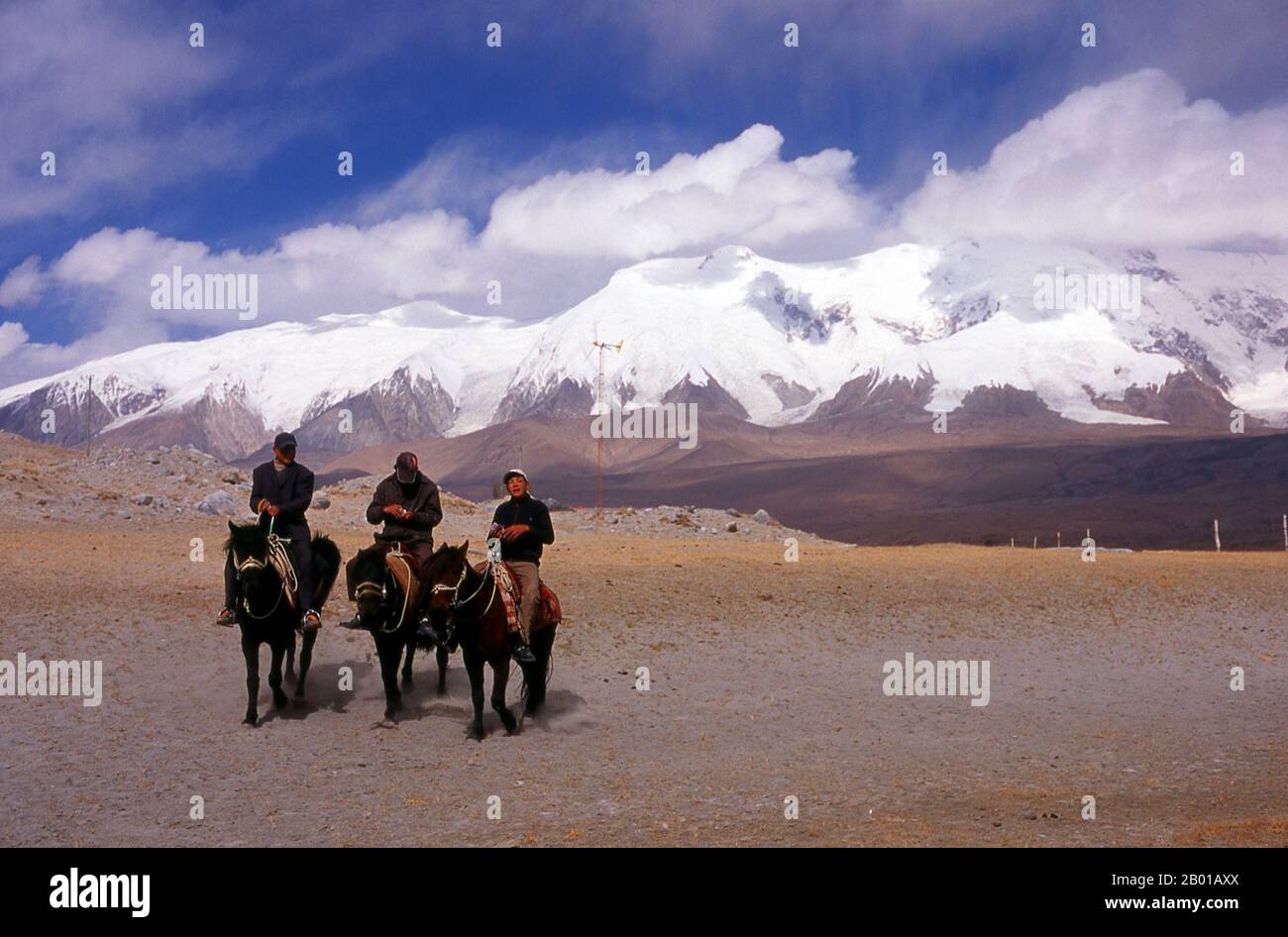 Cina: Cavalieri di Kirghiz al lago Karakul sulla Karakoram Highway, Xinjiang. Due piccoli insediamenti di nomadi Kirghiz (Kirghiz o Kirghiz) si trovano sul lato del lago Karakul in alto nelle montagne di Pamir. I visitatori possono pernottare in una delle loro case mobili o yurts – Kirghiz uomini si avvicineranno i viaggiatori come arrivare al lago e si offrono di organizzare questo alloggio. Il Kirghizistan è uno dei 56 gruppi etnici ufficialmente riconosciuti dalla Repubblica popolare cinese. In Cina ci sono più di 145.000 Kirghizistan. Foto Stock