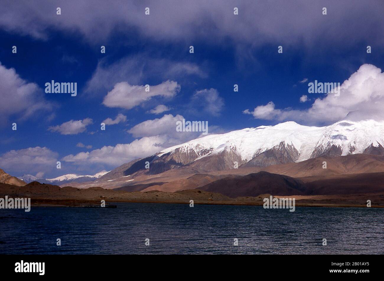 Cina: Lago Karakul sulla Karakoram Highway, Xinjiang. La Zhongba Gonglu o Karakoram Highway è una meraviglia ingegneristica che è stata aperta nel 1986 e rimane la strada asfaltata più alta del mondo. Collega la Cina e il Pakistan attraverso la catena montuosa del Karakoram, attraverso il Passo Khunjerab, ad un'altitudine di 4.693 m/15.397 ft. Foto Stock