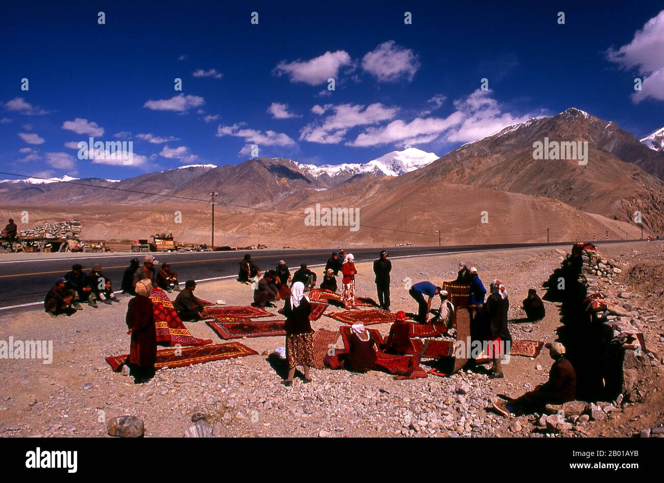 Cina: Commercianti di tappeti di Kirghiz, Karakoram Highway, Xinjiang. Due piccoli insediamenti di nomadi Kirghiz (Kirghiz o Kirghiz) si trovano sul lato del lago Karakul in alto nelle montagne di Pamir. I visitatori possono pernottare in una delle loro case mobili o yurts – Kirghiz uomini si avvicineranno i viaggiatori come arrivare al lago e si offrono di organizzare questo alloggio. Il Kirghizistan è uno dei 56 gruppi etnici ufficialmente riconosciuti dalla Repubblica popolare cinese. In Cina ci sono più di 145.000 Kirghizistan. La Zhongba Gonglu o Karakoram Highway è una meraviglia ingegneristica che è stata aperta nel 1986. Foto Stock