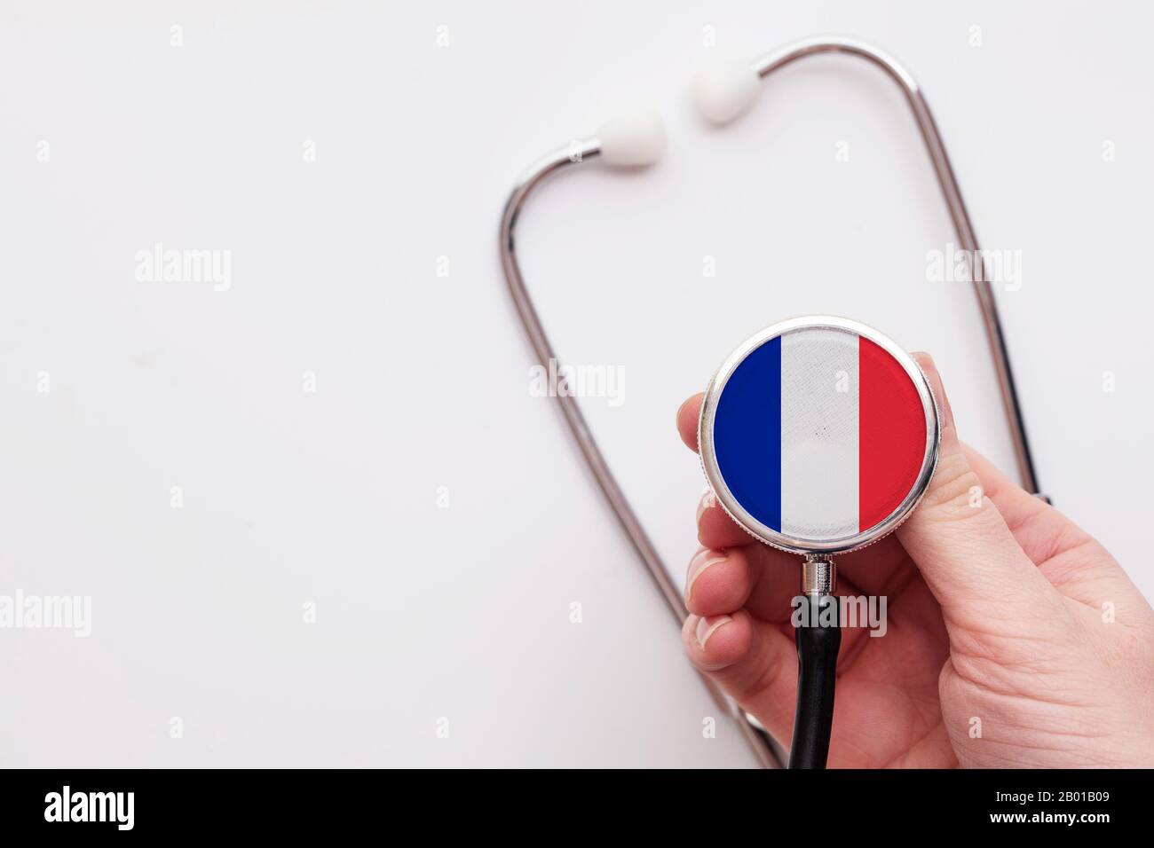 Il concetto di sanità della Francia. Medico che detiene uno stetoscopio medico. Foto Stock