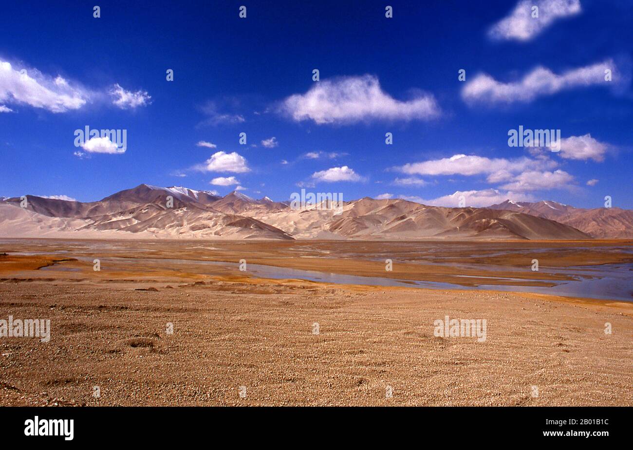 Cina: Fiume Kangxiwa, Karakoram Highway, Xinjiang. I Monti Pamir sono una catena montuosa dell'Asia centrale formata dall'incrocio tra le catene montuose Himalaya, Tian Shan, Karakoram, Kunlun e Hindu Kush. Sono tra le montagne più alte del mondo e fin dall'epoca vittoriana sono state conosciute come il tetto del mondo, una probabile traduzione dal persiano. La Zhongba Gonglu o Karakoram Highway è una meraviglia ingegneristica che è stata aperta nel 1986 e rimane la strada asfaltata più alta del mondo. Collega la Cina e il Pakistan attraverso la catena montuosa del Karakoram. Foto Stock