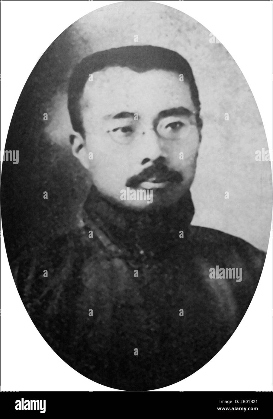 Cina: Zhou Zuoren (16 gennaio 1885 - 6 maggio 1967), scrittore, saggio e traduttore cinese, c.. 1930s. Scrivendo saggi in cinese volgare per l'influente rivista la Jeunesse, Zhou è stata una figura chiave nel movimento del quarto maggio. Era un sostenitore della riforma letteraria. In un articolo del 1918, egli ha chiesto una 'letteratura umanista' in cui 'qualsiasi usanza o regola che va contro istinti e natura umani dovrebbe essere rigettato o rettificato'. Come esempio, citò i bambini che si sacrificavano per i loro genitori e le loro mogli che venivano sepolte vive per accompagnare i loro mariti morti. Foto Stock
