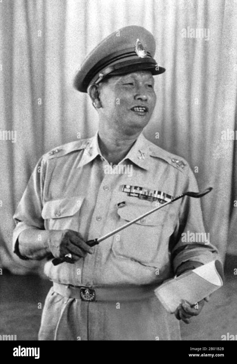 Thailandia: Field Marescial Sarit Thanarat (16 giugno 1908 - 8 dicembre 1963), 11th primo ministro della Thailandia (r. 1959-1963), c.. 1660. Il maresciallo di campo Sarit Thanarat era un soldato di carriera thailandese che ha messo in scena un colpo di stato nel 1957, servendo come primo ministro thailandese dal 1959 fino alla sua morte nel 1963. Nacque a Bangkok, ma si considerò originario di Isan, la regione nord-orientale della Thailandia, dove crebbe. Il regime di Salit fu il più repressivo e autoritario della storia tailandese moderna, abrogando la costituzione, sciogliendo il parlamento e vendicando ogni potere nel suo partito rivoluzionario appena formato. Foto Stock