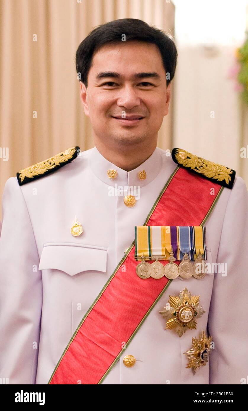 Thailandia: Abhisit Vejjajiva (3 agosto 1964 - ), primo Ministro della Thailandia (r. 2008-2011). Foto di Govt. Di Thailandia, 2010. Abhisit Vejjajiva è un politico tailandese britannico che ha servito come primo ministro della Thailandia nel 27th dal 2008 al 2011. È stato il leader del Partito democratico fino a quando non si è dimesso dopo la debole prestazione del partito nelle elezioni del 2019. Nato in Inghilterra, Abhisit ha frequentato l'Eton College e ha conseguito diplomi e master presso l'Università di Oxford. È stato eletto al Parlamento della Thailandia all'età di 27 anni e promosso a leader del Partito democratico nel 2005. Foto Stock