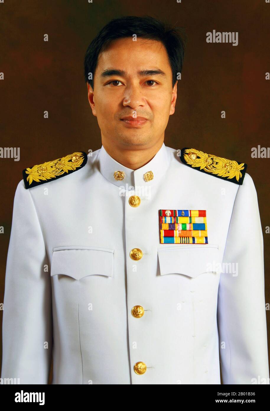 Thailandia: Abhisit Vejjajiva (3 agosto 1964 - ), primo Ministro della Thailandia (r. 2008-2011). Foto di Govt. Di Thailandia, 2009. Abhisit Vejjajiva è un politico tailandese britannico che ha servito come primo ministro della Thailandia nel 27th dal 2008 al 2011. È stato il leader del Partito democratico fino a quando non si è dimesso dopo la debole prestazione del partito nelle elezioni del 2019. Nato in Inghilterra, Abhisit ha frequentato l'Eton College e ha conseguito diplomi e master presso l'Università di Oxford. È stato eletto al Parlamento della Thailandia all'età di 27 anni e promosso a leader del Partito democratico nel 2005. Foto Stock