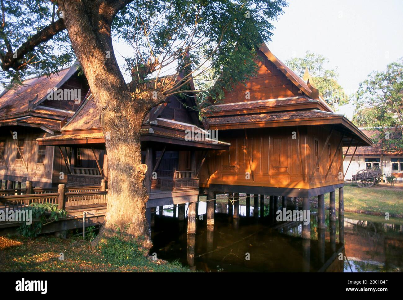 Thailandia: Case tradizionali della Thailandia centrale, Museo Nazionale Chao Sam Phraya, Ayutthaya Historical Park. Il Museo Nazionale di Chao Sam Phraya è stato inaugurato nel 1970 e contiene un'impressionante collezione di manufatti ayutthayani, tra cui alcune importanti immagini di Buddha di bronzo. Le collezioni sono ospitate in tradizionali case in legno della Thailandia centrale. Ayutthaya (Ayudhya) era un regno siamese che esisteva dal 1351 al 1767. Ayutthaya era amichevole verso i commercianti stranieri, permettendo loro di installare i villaggi fuori delle mura della città. Foto Stock