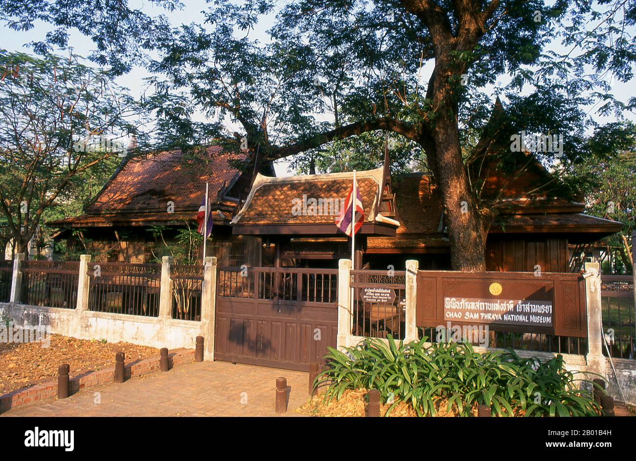 Thailandia: Case tradizionali della Thailandia centrale, Museo Nazionale Chao Sam Phraya, Ayutthaya Historical Park. Il Museo Nazionale di Chao Sam Phraya è stato inaugurato nel 1970 e contiene un'impressionante collezione di manufatti ayutthayani, tra cui alcune importanti immagini di Buddha di bronzo. Le collezioni sono ospitate in tradizionali case in legno della Thailandia centrale. Ayutthaya (Ayudhya) era un regno siamese che esisteva dal 1351 al 1767. Ayutthaya era amichevole verso i commercianti stranieri, permettendo loro di installare i villaggi fuori delle mura della città. Foto Stock