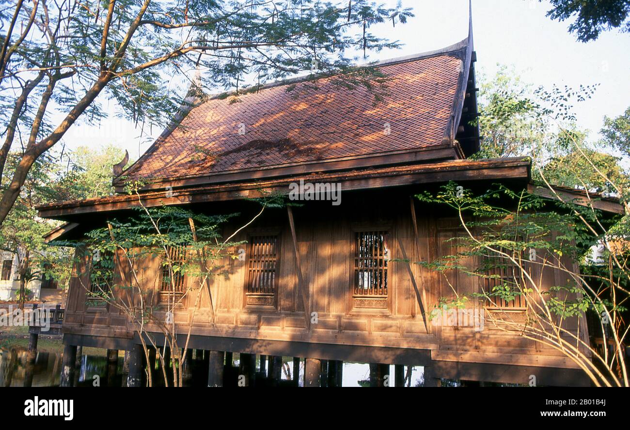 Thailandia: Case tradizionali della Thailandia centrale, Museo Nazionale Chao Sam Phraya, Ayutthaya Historical Park. Il Museo Nazionale di Chao Sam Phraya è stato inaugurato nel 1970 e contiene un'impressionante collezione di manufatti ayutthayani, tra cui alcune importanti immagini di Buddha di bronzo. Le collezioni sono ospitate in tradizionali case in legno della Thailandia centrale. Ayutthaya (Ayudhya) era un regno siamese che esisteva dal 1351 al 1767. Ayutthaya era amichevole verso i commercianti stranieri, permettendo loro di installare i villaggi fuori delle mura della città. Foto Stock