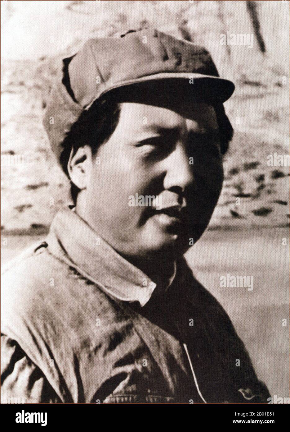 Cina: Mao Zedong (26 dicembre 1893 - 9 settembre 1976) Presidente della Repubblica popolare cinese, c.. 1935-1940. Mao Zedong, anche traslitterato come Mao TSE-tung, era un rivoluzionario comunista cinese, stratega guerrilla bellica, autore, teorico politico, e leader della Rivoluzione cinese. Comunemente chiamato Presidente Mao, fu architetto della Repubblica popolare Cinese (PRC) dalla sua istituzione nel 1949, e detenne il controllo autoritario fino alla sua morte nel 1976. Il suo contributo teorico al marxismo-leninismo è collettivamente noto come Maoismo. Foto Stock