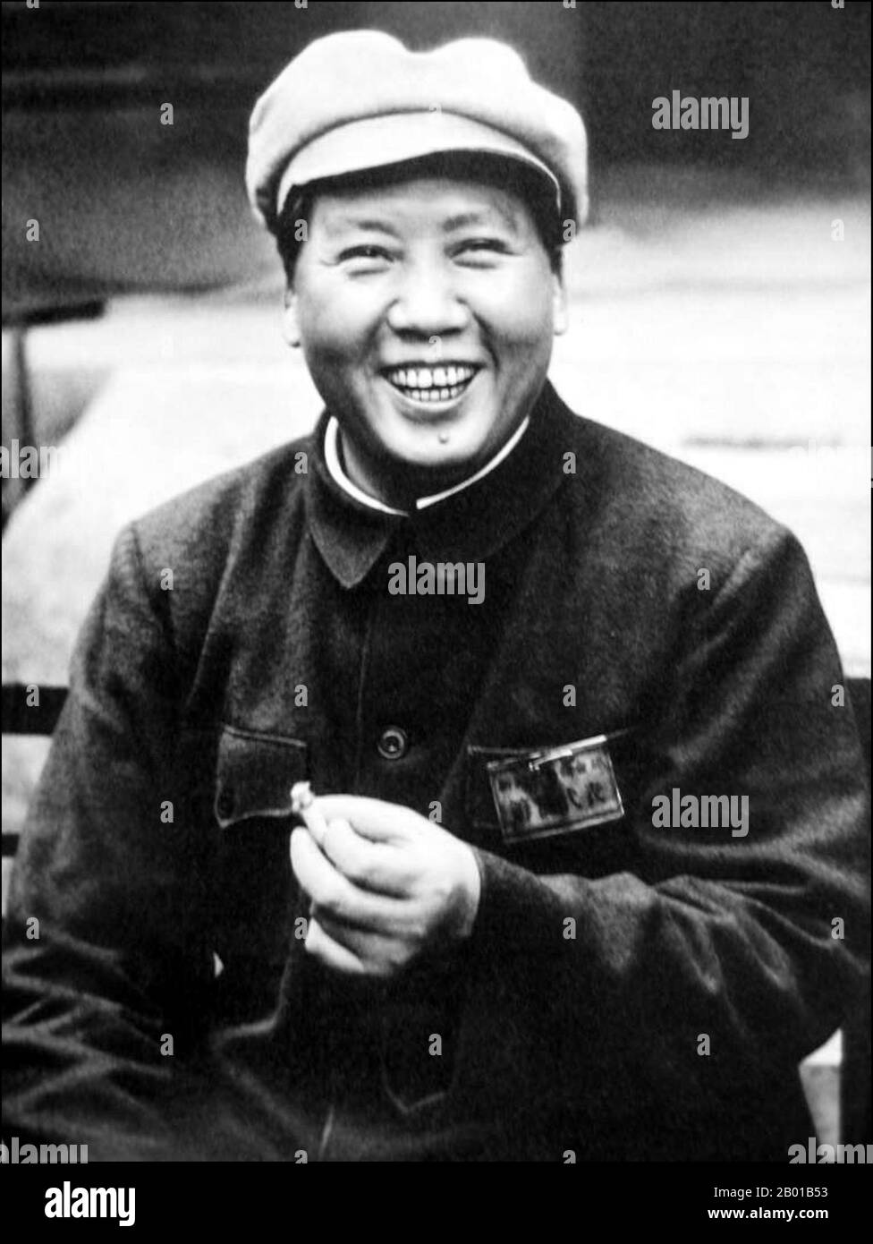 Cina: Mao Zedong (26 dicembre 1893 - 9 settembre 1976) Presidente della Repubblica popolare cinese, c.. 1935-1940. Mao Zedong, anche traslitterato come Mao TSE-tung, era un rivoluzionario comunista cinese, stratega guerrilla bellica, autore, teorico politico, e leader della Rivoluzione cinese. Comunemente chiamato Presidente Mao, fu architetto della Repubblica popolare Cinese (PRC) dalla sua istituzione nel 1949, e detenne il controllo autoritario fino alla sua morte nel 1976. Il suo contributo teorico al marxismo-leninismo è collettivamente noto come Maoismo. Foto Stock