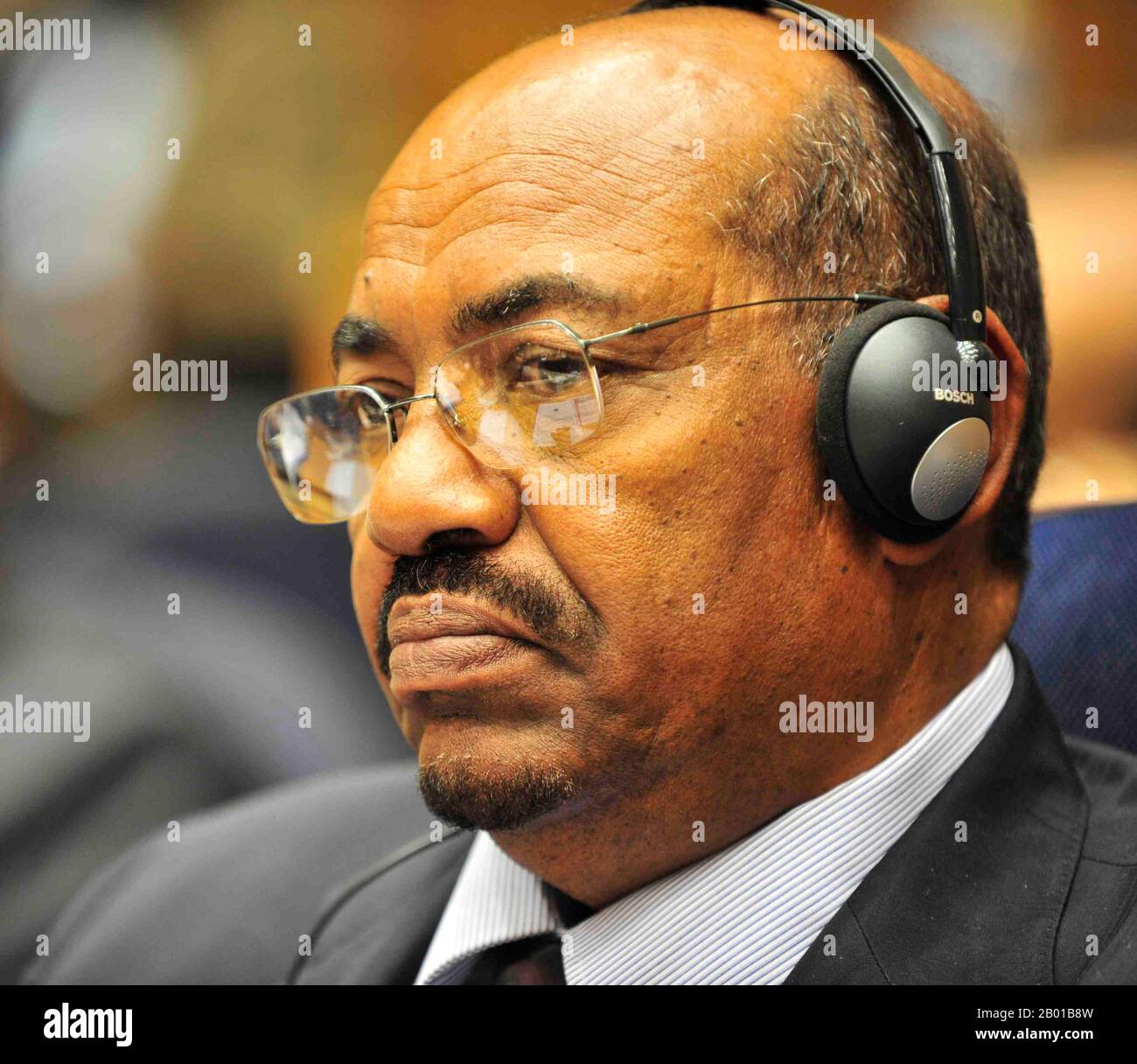 Sudan: Omar Hassan Ahmad al-Bashir, Presidente del Sudan (1 gennaio 1989). Foto di Jesse B. Awalt (di pubblico dominio), Addis Abeba, 31 gennaio 2009. Il maresciallo di campo Omar Hassan Ahmad al-Bashir è l'ex presidente del Sudan che ha servito come settimo capo di stato del Sudan con vari titoli dal 1989 fino a quando è stato desposto in un colpo di stato nel 2019. Salì al potere nel 1989 quando guidò un gruppo di ufficiali in un colpo di stato senza sangue che estirse il governo del primo ministro Sadiq al-Mahdi. Bashir è il primo capo di stato seduto ad essere mai stato accusato dal Tribunale penale internazionale per genocidio. Foto Stock