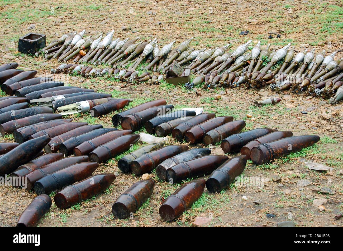 Sudan/Sudan del Sud: Conchiglie di artiglieria e granate a razzo abbandonate durante la seconda guerra civile sudanese (1983-2005). Foto di UNEP Sudan (CC BY-SA 3,0 License), 2006. La seconda guerra civile sudanese iniziò nel 1983, anche se fu in gran parte una continuazione della prima guerra civile sudanese del 1955-1972. Sebbene abbia avuto origine nel sud del Sudan, la guerra civile si è estesa alle montagne di Nuba e al Nilo Blu entro la fine degli anni '1980s. Circa due milioni di persone sono morte a causa della guerra, della carestia e delle malattie causate dal conflitto. Foto Stock