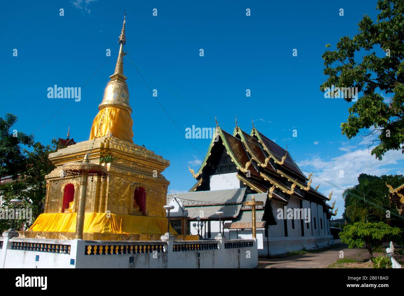 Thailandia: Chedi d'oro e viharn, Wat Buak Khrok Luang, Chiang mai. Wat Buak Khrok Luang, situato in Ban Buak Khrok Luang Moo 1, Chiang mai – Sankamphaeng Road, Chiang mai, è un piccolo e tipico tempio buddista tailandese settentrionale. Si ritiene che sia stato fondato nel 15th ° secolo durante il periodo del regno indipendente LAN Na (1292-1558), ed è stato ampiamente restaurato durante il regno di Chao Kaew Naowarat (r. 1911-1939), l'ultimo re di Chiang mai. Il tempio è principalmente degno di nota per il suo viharn principale, che è puramente LAN Na in ispirazione. Foto Stock