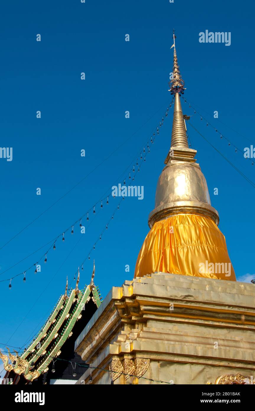 Thailandia: Chedi d'oro e viharn, Wat Buak Khrok Luang, Chiang mai. Wat Buak Khrok Luang, situato in Ban Buak Khrok Luang Moo 1, Chiang mai – Sankamphaeng Road, Chiang mai, è un piccolo e tipico tempio buddista tailandese settentrionale. Si ritiene che sia stato fondato nel 15th ° secolo durante il periodo del regno indipendente LAN Na (1292-1558), ed è stato ampiamente restaurato durante il regno di Chao Kaew Naowarat (r. 1911-1939), l'ultimo re di Chiang mai. Il tempio è principalmente degno di nota per il suo viharn principale, che è puramente LAN Na in ispirazione. Foto Stock