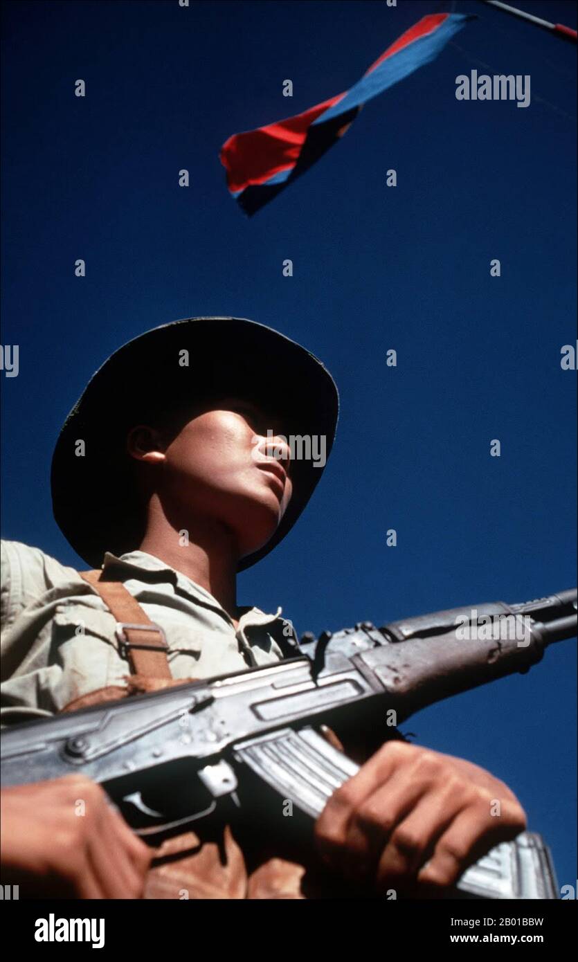 Vietnam: NLF (Viet Cong) soldato e bandiera a uno scambio prigioniero. Foto di SSgt. Herman Kokojan (dominio pubblico), 12 febbraio 1973. Il Vietcong (vietnamita: Việt cộng), o fronte nazionale di liberazione (NLF), era un'organizzazione politica e un esercito nel Vietnam del Sud e in Cambogia che combatteva i governi degli Stati Uniti e del Vietnam del Sud durante la guerra del Vietnam (1959-1975). Disponeva sia di unità militari regolari che di guerriglia, così come di una rete di quadri che organizzavano contadini nel territorio che controllava. Foto Stock