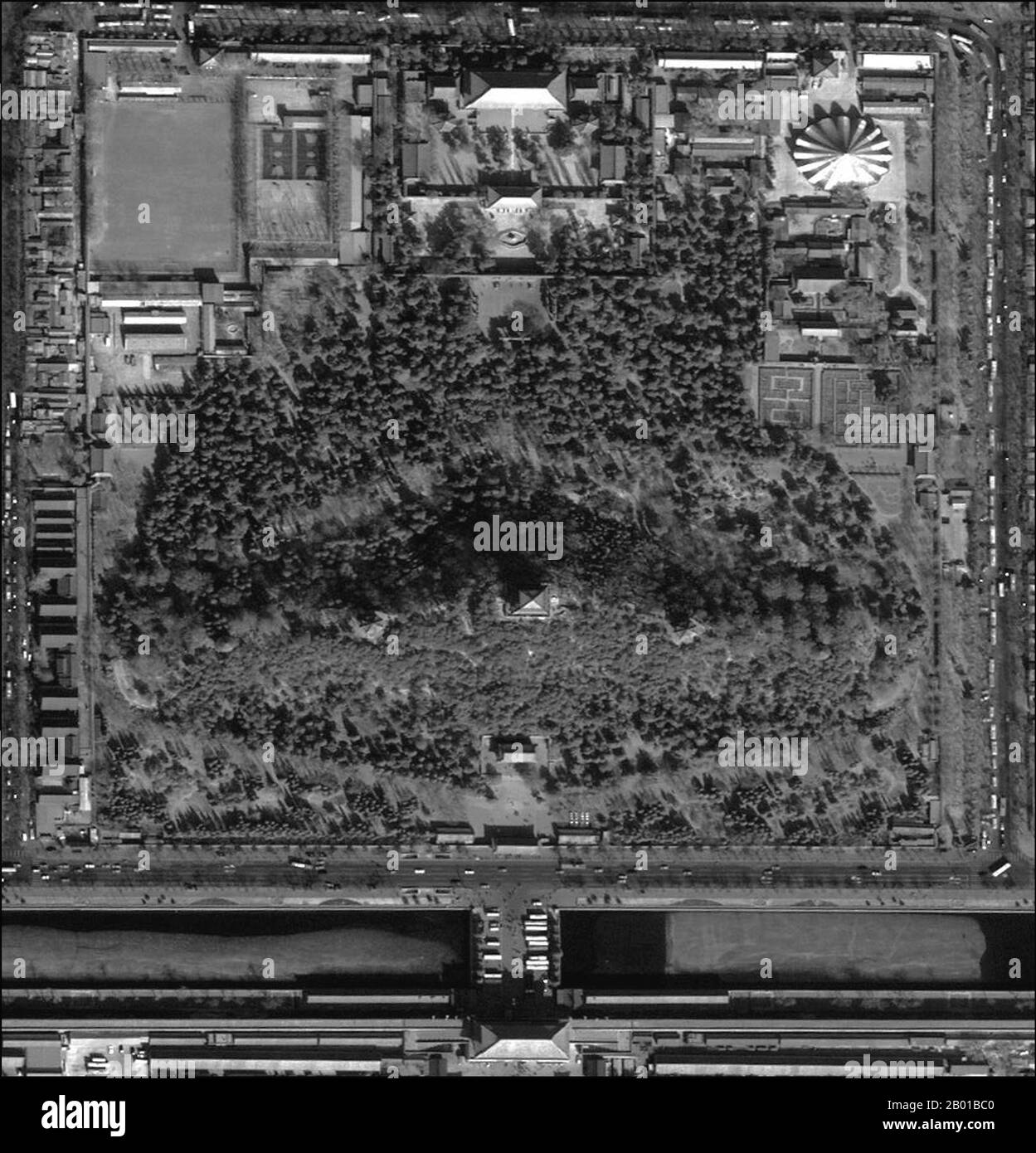 Cina: Una vista aerea del Parco di Jingshan, immediatamente a nord della Città Proibita, Pechino. Jingshan (pinyin: Jǐngshān; letteralmente "collina di Prospect") è una collina artificiale a Pechino, Cina. Con una superficie di oltre 230.000 metri quadrati, Jingshan è immediatamente a nord della Città Proibita, sull'asse centrale di Pechino. Originariamente un giardino imperiale, è ora un parco pubblico, conosciuto come Jingshan Park. La collina artificiale alta 45,7 metri fu costruita nell'era di Yongle della Dinastia Ming interamente dal suolo scavato formando i fossati del Palazzo Imperiale e dei canali vicini. Foto Stock