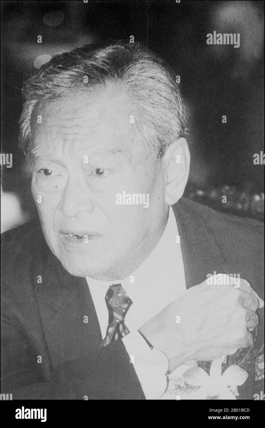 Thailandia: Thailandia: Chatichai Choonhavan (5 aprile 1920 - 6 May1998), primo ministro della Thailandia (1988-1991), c.. 1988. Il generale Chatichai Choonhavan è stato il primo ministro dal 1988 al 1991. Era di discendenza thailandese-cinese, e servì come ministro degli Esteri della Thailandia dal 1975 al 1976. Divenne presidente del Partito della nazione thailandese, che vinse le elezioni del 1988 per renderlo il primo capo di governo democraticamente eletto in Thailandia dopo 12 anni di dittatori e 'semidemocratici'. Il suo governo fu palesemente corrotto, soprannominato il "gabinetto buffet", e fu rovesciato da un colpo di stato nel 1991. Foto Stock