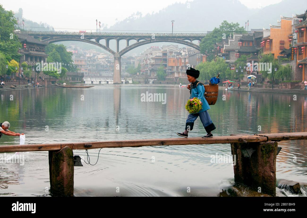 Fenghuang è cinese per Phoenix e si riferisce al mitico focolare sacro che si trova nelle mitologie dei Persiani, Greci, Romani, Egiziani, Cinesi e (secondo Sanchuniathon) Fenici. La leggenda suggerisce che due fenici alla scoperta della città si librarono in alto per un certo tempo prima di volare con riluttanza. La città di Fenghuang è un'antica città ben conservata che risale al 248 a.C. Ospita le minoranze Miao e Tujia. L'architettura distintiva include gli stili Ming e Qing. Foto Stock