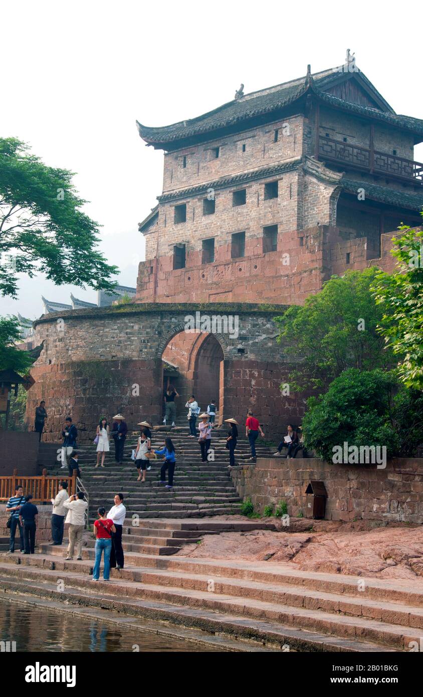 Cina: North Gate Tower e antiche mura della città, Fenghuang, Provincia di Hunan. Fenghuang è cinese per Phoenix e si riferisce al mitico uccello da fuoco sacro che si può trovare nelle mitologie dei Persiani, Greci, Romani, Egiziani, Cinesi, E (secondo Sanchuniathon) i Fenici. La leggenda suggerisce che due phoenixes sulla scoperta della città hovered sopra per un certo tempo considerevole prima di volare riluttante via. Fenghuang è un'antica città ben conservata che risale al 248 a.C. Ospita le minoranze Miao e Tujia. Foto Stock