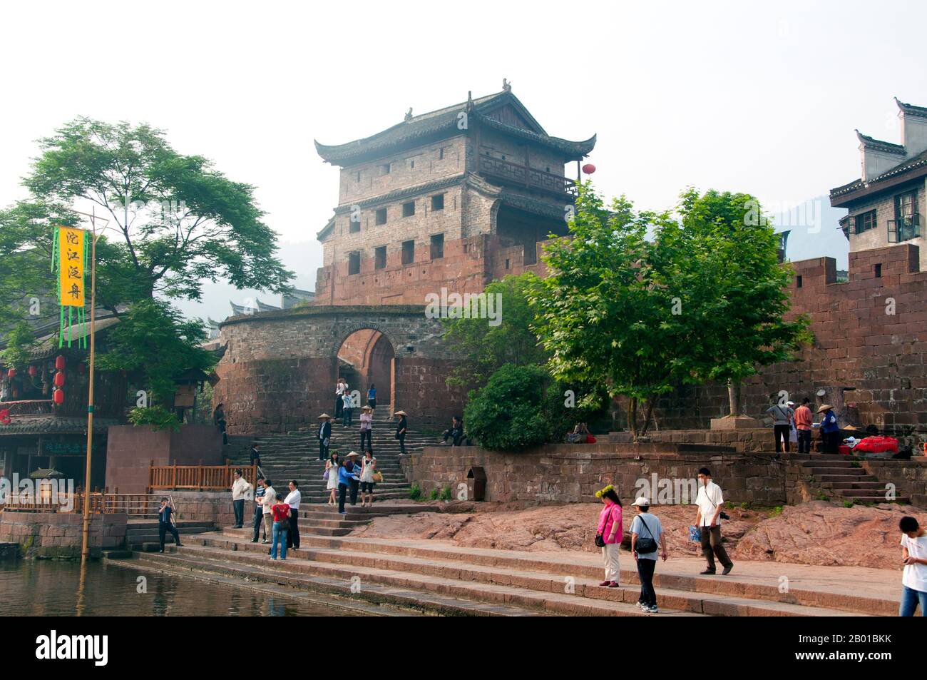 Cina: North Gate Tower e antiche mura della città, Fenghuang, Provincia di Hunan. Fenghuang è cinese per Phoenix e si riferisce al mitico uccello da fuoco sacro che si può trovare nelle mitologie dei Persiani, Greci, Romani, Egiziani, Cinesi, E (secondo Sanchuniathon) i Fenici. La leggenda suggerisce che due phoenixes sulla scoperta della città hovered sopra per un certo tempo considerevole prima di volare riluttante via. Fenghuang è un'antica città ben conservata che risale al 248 a.C. Ospita le minoranze Miao e Tujia. Foto Stock