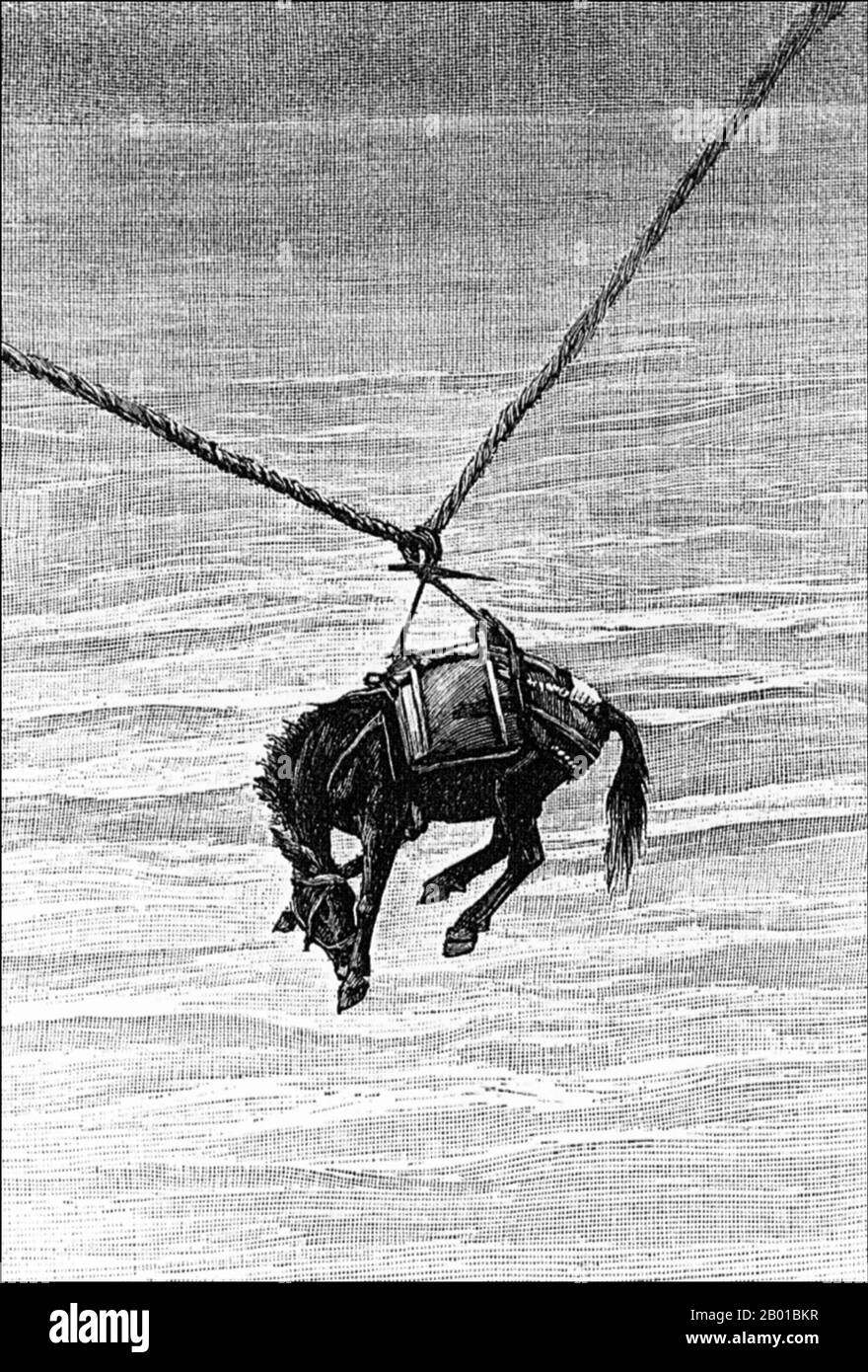 Cina: Trasporto di un mulo attraverso il Lancang (Mekong superiore). Litografia, c.. 1895. La Tea Horse Road (Cha ma Dao) era una rete di sentieri carovani che si snodavano tra le montagne di Yunnan, Sichuan e Tibet nella Cina sudoccidentale. È anche a volte indicato come la strada della seta meridionale e l'antica strada del cavallo del tè. Circa mille anni fa, l'antica via del tè era un collegamento commerciale tra Yunnan, una delle prime regioni produttrici di tè, e l'India attraverso la Birmania, il Tibet e la Cina centrale attraverso la provincia del Sichuan. Oltre al tè, le carovane portavano sale. Foto Stock