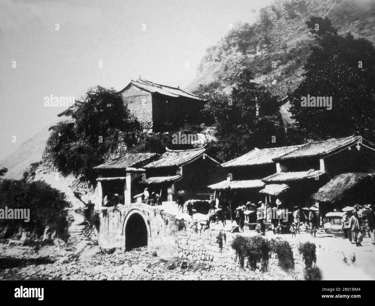 Cina: Un treno mulo che riposa sulla strada in un piccolo villaggio musulmano di Hui, Yunnan, 1903. La Tea Horse Road (Cha ma Dao) era una rete di sentieri carovanati che si snodavano tra le montagne di Yunnan, Sichuan e Tibet nella Cina sudoccidentale. È anche a volte indicato come la strada della seta meridionale e l'antica strada del cavallo del tè. Circa mille anni fa, l'antica via del tè era un collegamento commerciale tra Yunnan, una delle prime regioni produttrici di tè, e l'India attraverso la Birmania, il Tibet e la Cina centrale attraverso la provincia del Sichuan. Oltre al tè, le carovane portavano sale. Foto Stock