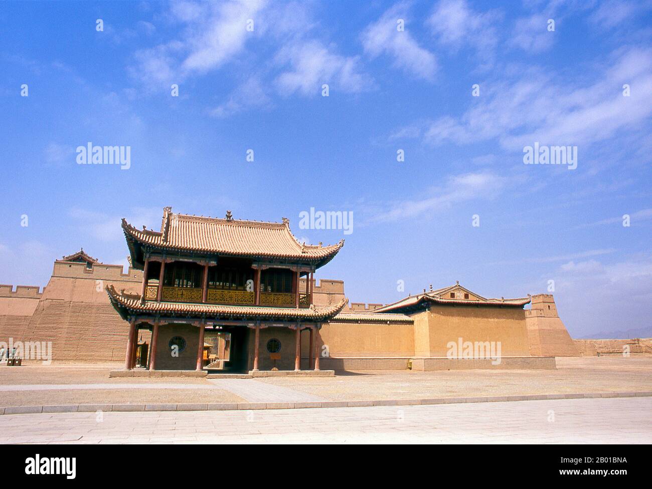 Cina: Wenchang Hall, Jiayuguan Fort, Jiayuguan, Gansu. Jiayuguan, il “primo e più grande passo sotto il cielo”, fu completato nel 1372 su ordine di Zhu Yuanzhang, il primo imperatore Ming (1368-98), per segnare la fine della Grande Muraglia Ming. Era anche il limite stesso della civiltà cinese, e gli inizi delle terre “barbariche” esterne. Per secoli il forte non era solo di importanza strategica per i cinesi Han, ma anche di significato culturale. Questo era l'ultimo luogo civilizzato prima delle tenebre esterne, e quelli che procedono oltre affrontarono una vita di esilio tra stranieri nomadi. Foto Stock