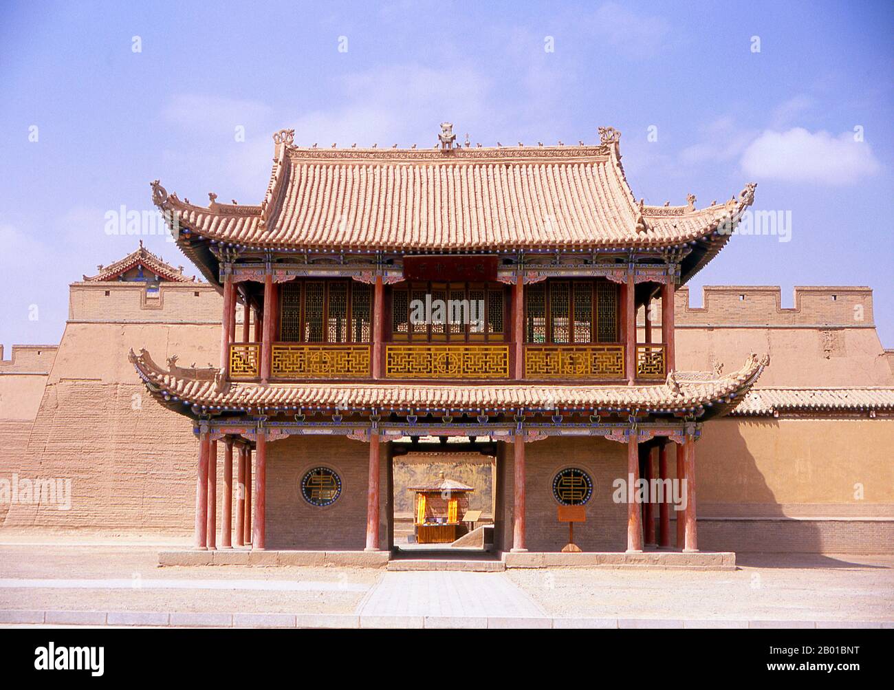 Cina: Wenchang Hall, Jiayuguan Fort, Jiayuguan, Gansu. Jiayuguan, il “primo e più grande passo sotto il cielo”, fu completato nel 1372 su ordine di Zhu Yuanzhang, il primo imperatore Ming (1368-98), per segnare la fine della Grande Muraglia Ming. Era anche il limite stesso della civiltà cinese, e gli inizi delle terre “barbariche” esterne. Per secoli il forte non era solo di importanza strategica per i cinesi Han, ma anche di significato culturale. Questo era l'ultimo luogo civilizzato prima delle tenebre esterne, e quelli che procedono oltre affrontarono una vita di esilio tra stranieri nomadi. Foto Stock