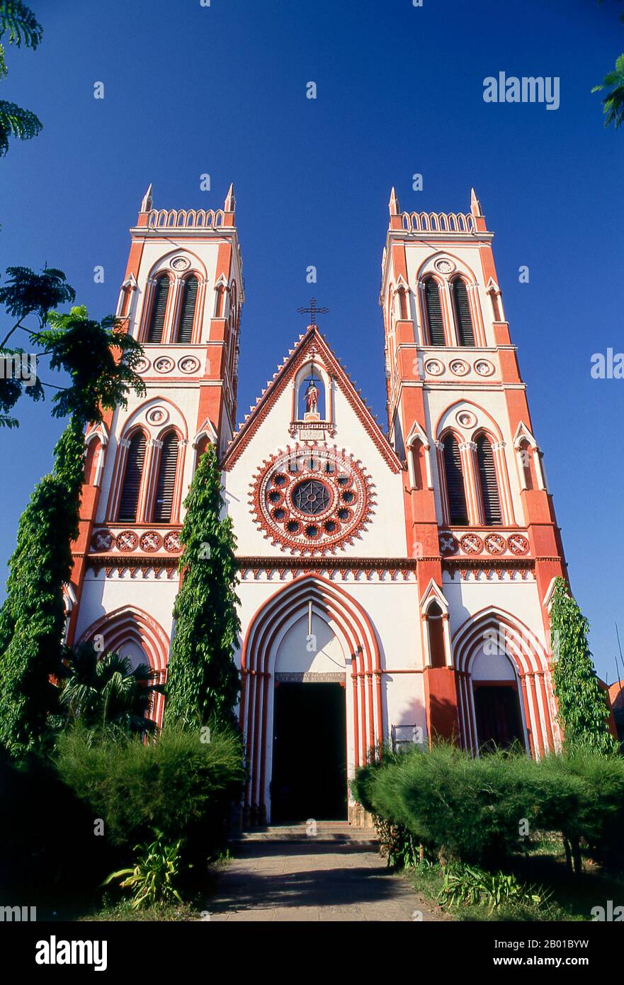 India: La Chiesa del Sacro cuore di Gesù, Pondicherry. Pondicherry era la capitale degli ex territori francesi in India. Oltre alla stessa Pondi – acquisita da un governatore locale nel 1674 – questi includevano Chandernagore in Bengala (1690); Mahé in Kerala (1725); Yanam in Andhra Pradesh (1731); e Karaikal in Tamil Nadu (1739). Chandernagore è tornato in India tre anni dopo l'indipendenza, nel 1951, e fu assorbito nel Bengala Occidentale. Tornati in India nel 1956, i quattro territori rimanenti furono costituiti come territorio dell'Unione di Pondicherry nel 1962. Foto Stock