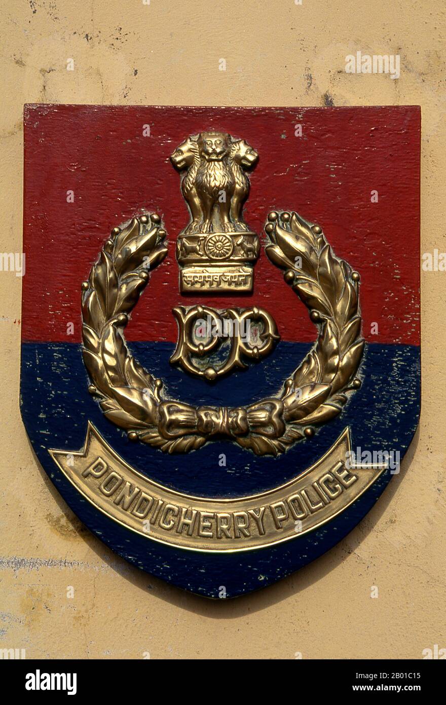 India: Emblema della polizia di Pondicherry. Pondicherry era la capitale degli ex territori francesi in India. Oltre alla stessa Pondi – acquisita da un governatore locale nel 1674 – questi includevano Chandernagore in Bengala (1690); Mahé in Kerala (1725); Yanam in Andhra Pradesh (1731); e Karaikal in Tamil Nadu (1739). Chandernagore è tornato in India tre anni dopo l'indipendenza, nel 1951, e fu assorbito nel Bengala Occidentale. Tornati in India nel 1956, i quattro territori rimanenti furono costituiti come territorio dell'Unione di Pondicherry nel 1962. Foto Stock