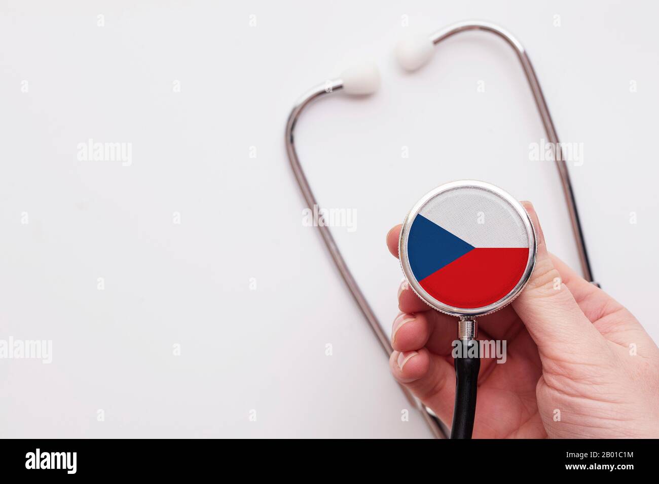 Concetto sanitario della Repubblica Ceca. Medico che detiene uno stetoscopio medico. Foto Stock