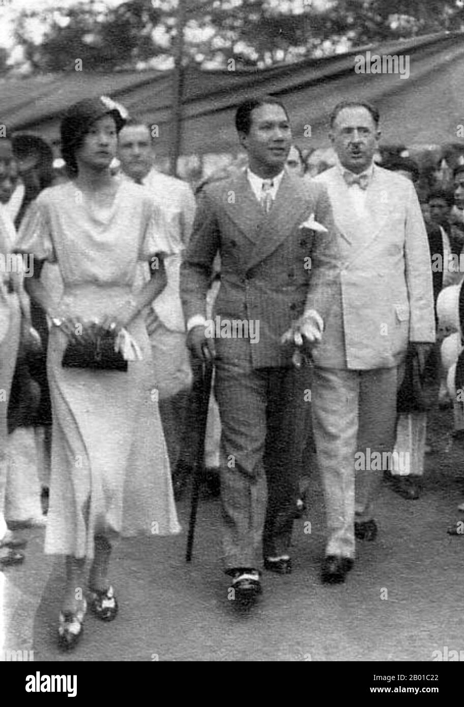 Vietnam: Imperatrice Nam Phuong (14 dicembre 1914 - 16 dicembre 1963) a piedi con l'imperatore Bao dai (22 ottobre 1913 - 30 luglio 1997), c.. 1952 Bảo Đại, nato Nguyễn Phúc Vĩnh Thụy, fu il 13th e ultimo governatore della dinastia Nguyen. Dal 1926 al 1945 fu imperatore di Annam sotto la 'protezione' francese. L'imperatrice Nam Phương, nata Marie-Thérèse Nguyễn Hữu Thị LAN, fu la prima e primaria moglie di Bảo Đại, l'ultimo re di Annam e ultimo imperatore del Vietnam, dal 1934 fino alla sua morte. Fu anche la seconda e ultima consorte imperatrice (hoàng hậu) della dinastia Nguyễn. Foto Stock
