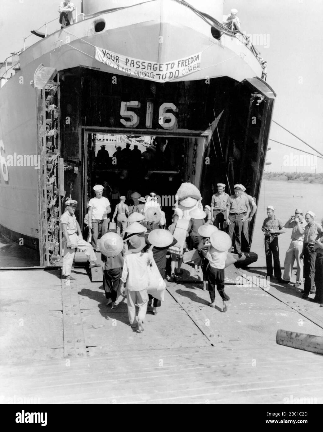 Vietnam: I rifugiati vietnamiti salgono a bordo di un'imbarcazione della Marina degli Stati Uniti ad Haiphong per il loro viaggio a sud verso Saigon, il 1954 ottobre. I rifugiati vietnamiti salgono a bordo della USS Calaveras County (LST-516) per il loro viaggio da Haiphong, Vietnam del Nord, a Saigon, Vietnam del Sud durante l'operazione Passage to Freedom, ottobre 1954. Questa operazione ha evacuato migliaia di rifugiati vietnamiti dall'allora neocreato Vietnam comunista del Nord verso il Vietnam pro-americano del Sud. Alla fine dell'operazione, la Marina aveva portato a sud più di 293.000 immigrati, tra cui molti rifugiati cattolici. Foto Stock