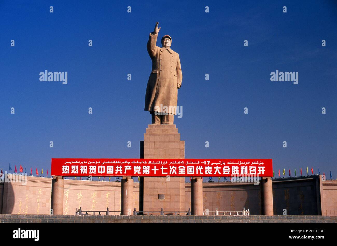 Cina: Statua di Mao Zedong (26 dicembre 1893 - 9 settembre 1976) Presidente della Repubblica popolare cinese, Kashgar, Provincia di Xinjiang. Mao Zedong, anche traslitterato come Mao TSE-tung, era un rivoluzionario comunista cinese, stratega guerrilla bellica, autore, teorico politico e leader della Rivoluzione cinese. Comunemente chiamato Presidente Mao, fu architetto della Repubblica popolare Cinese (PRC) dalla sua istituzione nel 1949, e detenne il controllo autoritario fino alla sua morte nel 1976. Foto Stock