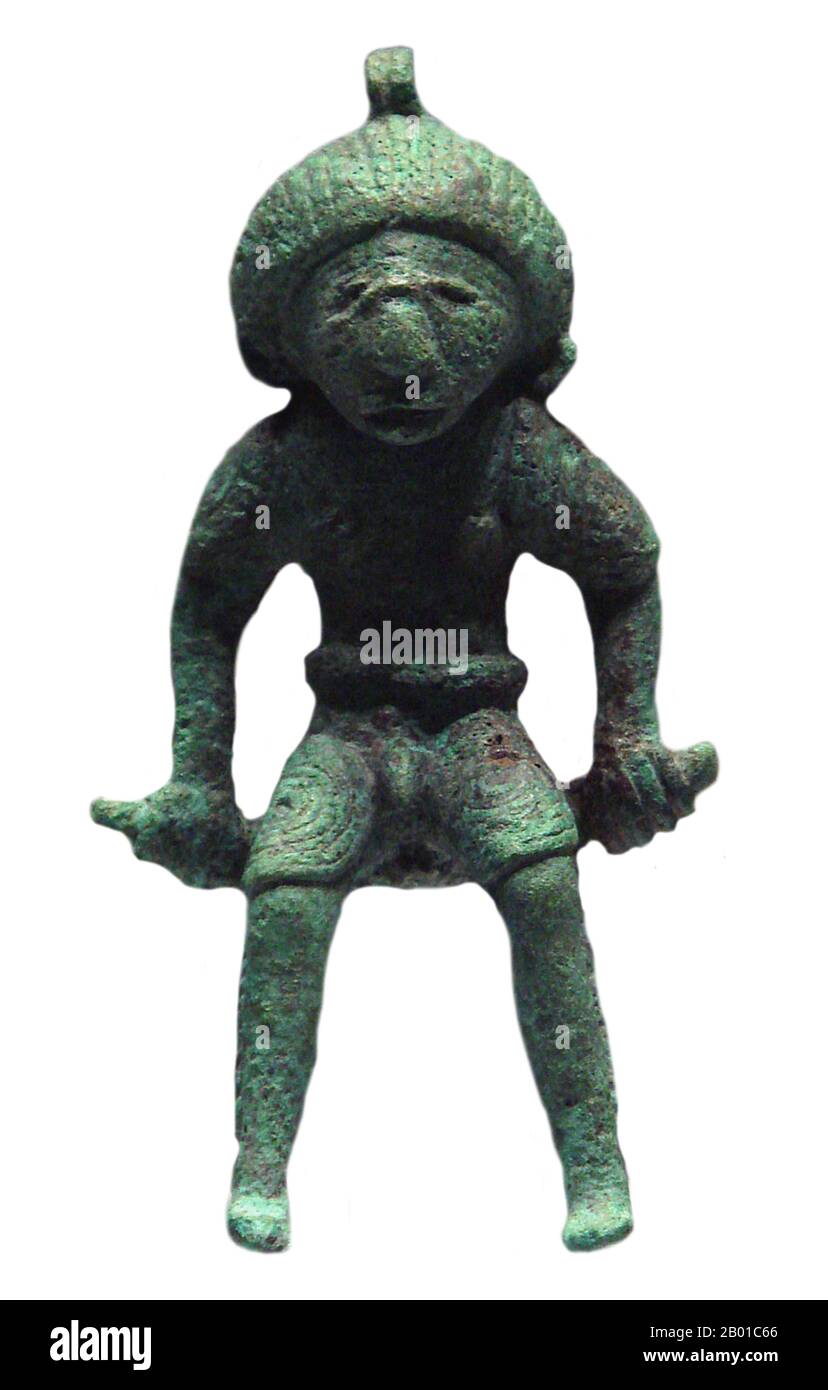 Thailandia/Vietnam: Figurina di bronzo, cultura Đông Sơn, c.. 500 BCE - 300 CE. Photo by PHGCOM (licenza CC BY-SA 3,0). Đông Sơn era una cultura preistorica dell'età del bronzo in Vietnam, centrata sulla valle del fiume Rosso nel nord del Vietnam. In questo periodo apparvero i primi regni vietnamiti di Văn Lang e Âu Lạc. La sua influenza fiorì in altre parti vicine del Sud-est asiatico da circa 500 a.C. a 100 d.C. Foto Stock